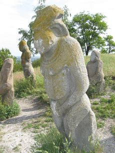 Каменные бабы на горе Кременец