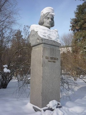 Памятник Н.В. Гоголю возле Нежинского государственного педагогического университета